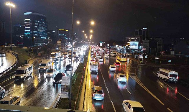 İstanbul'da akşam saatlerinde trafik yoğunluğu yaşandı