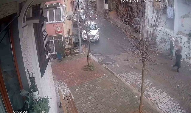 İstanbul'da faciadan dönülen anlar kamerada: Balkon bir anda çöktü, vatandaşlar dakikalarla kurtuldu