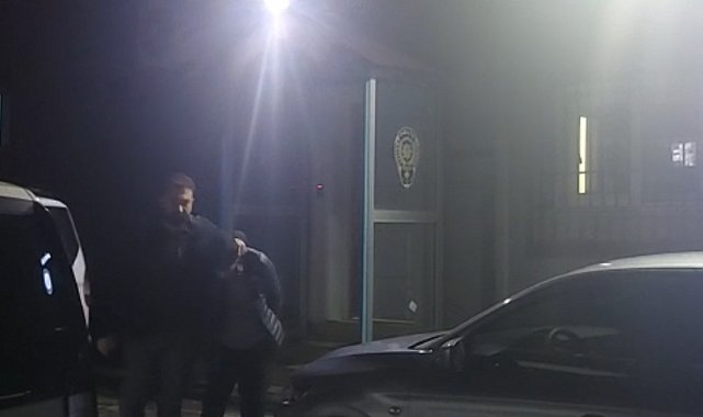 İstanbul'da kafeteryada silahlı saldırı kamerada: Motokurye kıyafetiyle gelip ateş açtı, kaçarken bıçaklandı