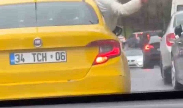 İstanbul'da şoke eden görüntü kamerada: Taksinin camından sarktı, alkol aldı ve dans etti