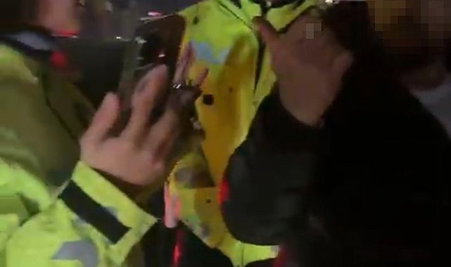 İstanbul'da taksici ortalığı birbirine kattı: Ehliyetini vermeyip polise direndi