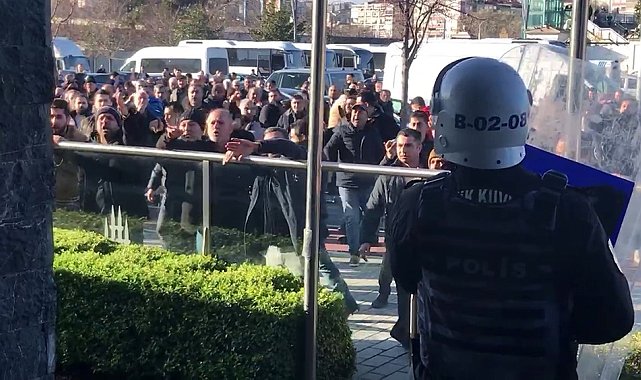 İstanbul'da taksicilerden tepki: UKOME binasına taş fırlatıp, cam bariyerleri kırmaya çalıştılar