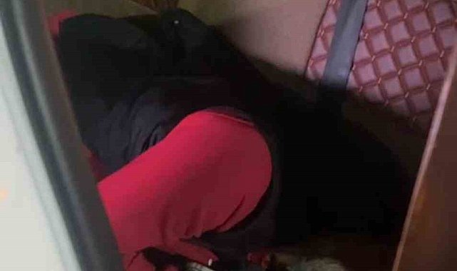 İstanbul'da takside sızan sarhoş müşteri kamerada: Taksicilerin çabasına rağmen bir türlü uyanmadı