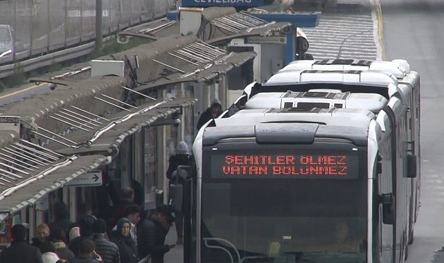 İstanbul'da toplu taşıma araçlarının güzergah tabelasına "Şehitler Ölmez Vatan Bölünmez" yazıldı