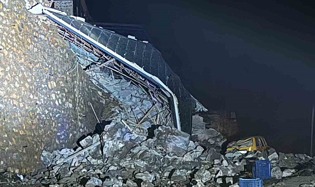 İstinat duvarı ile üzerinde bulunan 2 katlı inşaat halindeki ev göçtü
