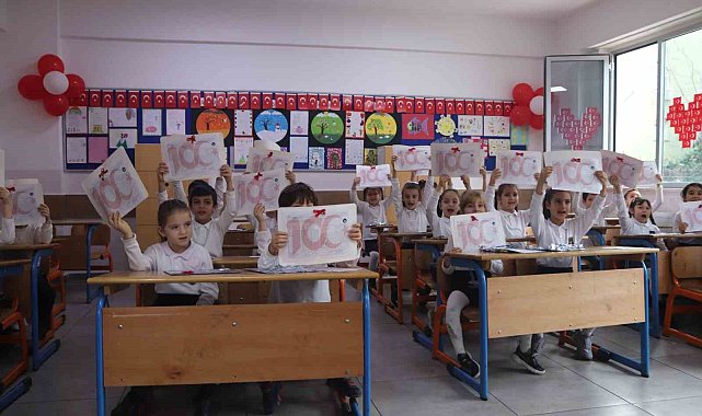 İzmir'de 784 bin öğrenci karne heyecanı yaşadı