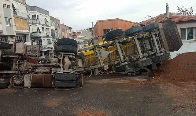 İzmir'de hafriyat kamyonunun devrilme anı kamerada