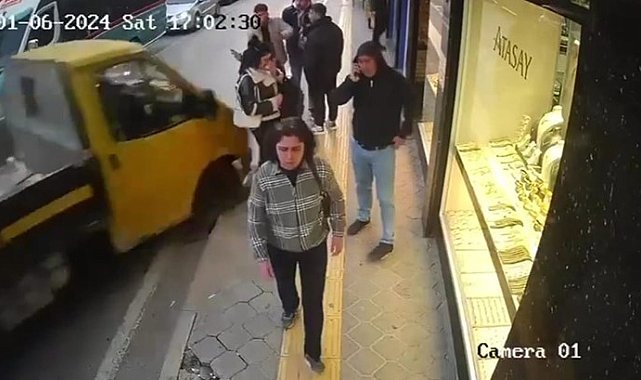 İzmir'de kamyonet yayalara çarpıp iş yerine daldı: 5 yaralı