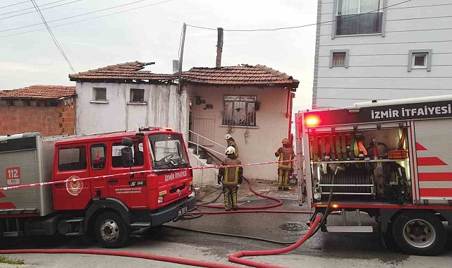 İzmir'de yangın: İki ev alev topuna döndü, tüpler bomba gibi patladı