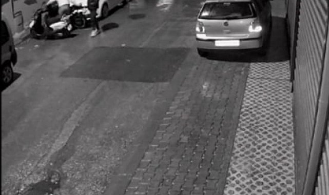 İzmir'deki motosiklet hırsızlığı güvenlik kameralarına yansıdı