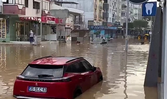 İzmir'i sağanak vurdu: Yollar göle döndü, araçlar suya gömüldü