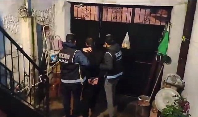 İzmir'in 3 ilçesinde silah tacirlerine darbe: 8 gözaltı