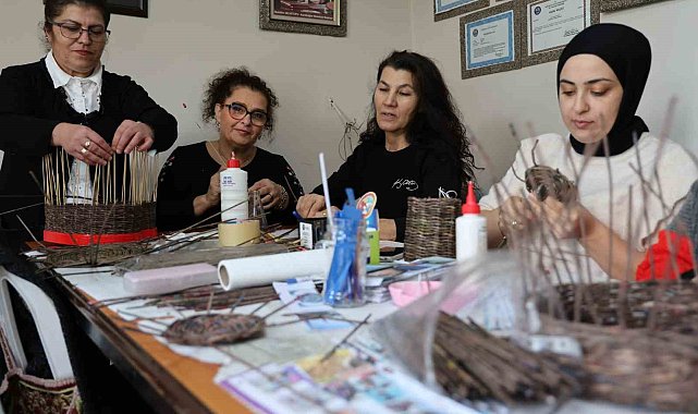 İzmirli kadınlar atık kağıtlardan sepet örüyor
