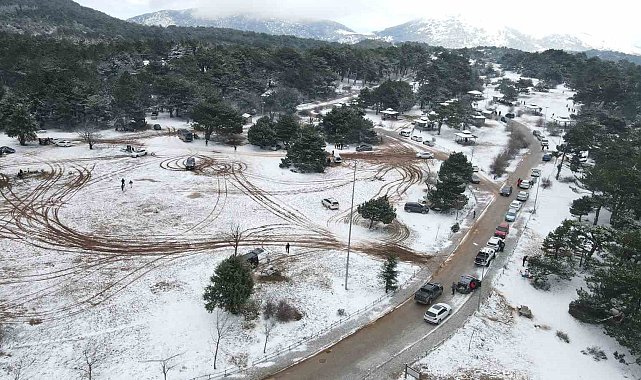 İzmirliler Manisa'nın Spil Dağına akın etti