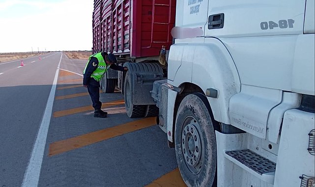 Jandarma ekipleri yollarda kış lastiği denetiminde
