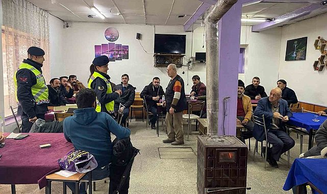 Jandarma ekiplerinden kahvehanede trafik eğitimi