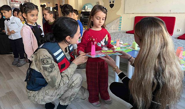 Jandarma öğrencilerin karne heyecanına ortak oldu