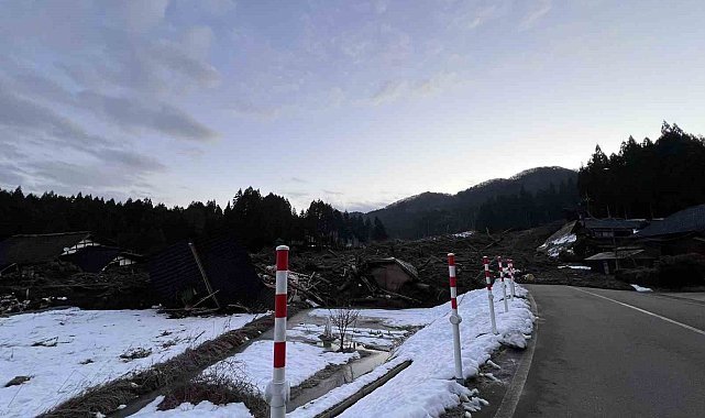Japonya'daki 7.6'lık deprem sonrası meydana gelen toprak kayması görüntülendi