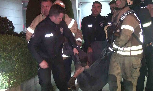 Kadıköy&#039;de 10 katlı binada yangın: 4 kişi hastaneye kaldırıldı