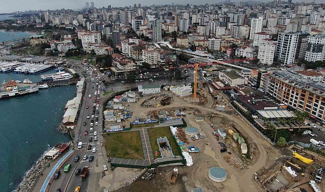 Kadıköy'de Bağdat Caddesi girişine metro engeli: Uzun araç kuyrukları oluştu