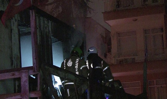 Kadıköy'de inşaat işçilerinin kaldığı konteyner yanarak küle döndü