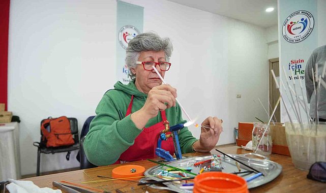 Kadınlar cam işleme kursunda takılarını kendileri üretiyor