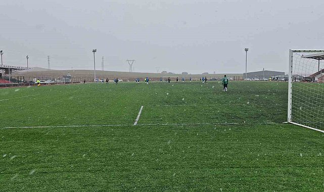Kafa topuna çıkan amatör futbolcu boynunun üzerine düşerek yaralandı
