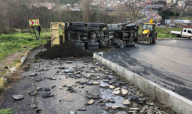 Kağıthane'de kum yüklü kamyon devrildi: 1 yaralı