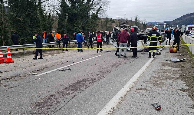 Kamyon, ana yola çıkmak isteyen araca çarptı: 1 ölü, 2 yaralı