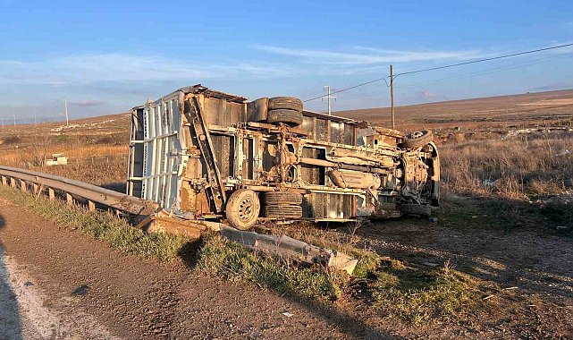 Kamyon çarpmasıyla kontrolden çıkan kamyonet şarampole yuvarlandı