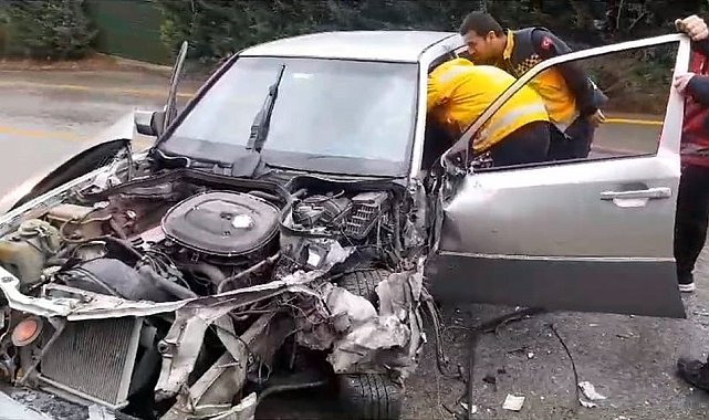 Kamyonet ile çarpışan otomobilde sıkışan yaralıyı itfaiye kurtardı