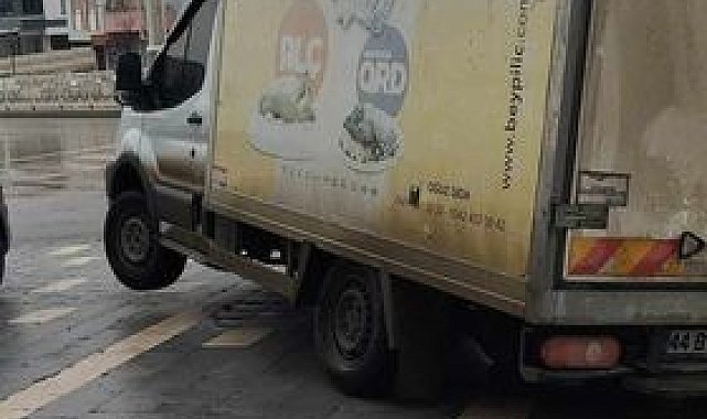 Kamyonetin çıktığı kaldırım çöktü, aracın bir bölümü içine girdi