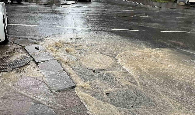 Kanalizasyon borusu patladı, cadde göle döndü