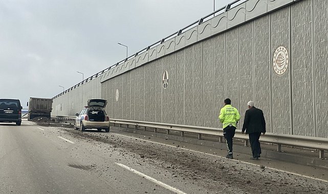 Kapak açılınca moloz karayoluna döküldü
