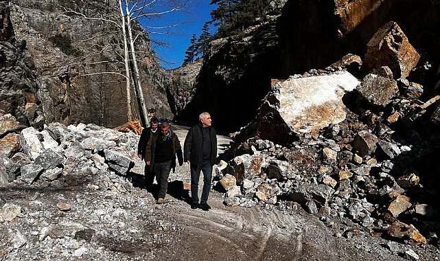 Kapuzbaşı Yolu'ndaki heyelana büyükşehirden anından müdahale