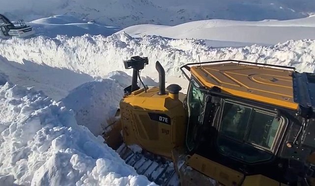 Kar kalınlığı 3 metreyi geçti, dozerler karda kayboldu