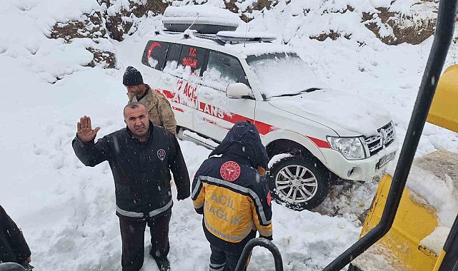 Kar nedeniyle köyde mahsur kalan hasta 2 saatlik çalışmayla hastaneye ulaştırıldı