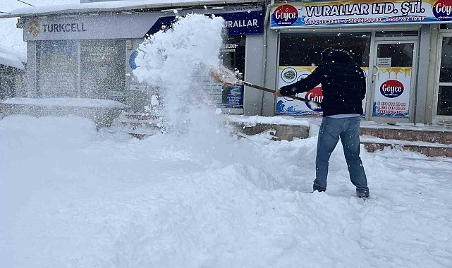 Kar yağışı yetişkinlere çile, çocuklara mutluluk oldu