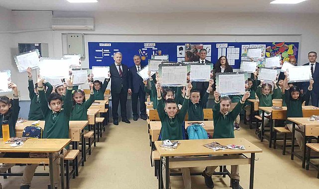 Karabük öğrenciler karne sevinci yaşadı