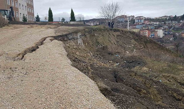 Karabük'te okul bahçelerine yakın alanda toprak kayması devam ediyor