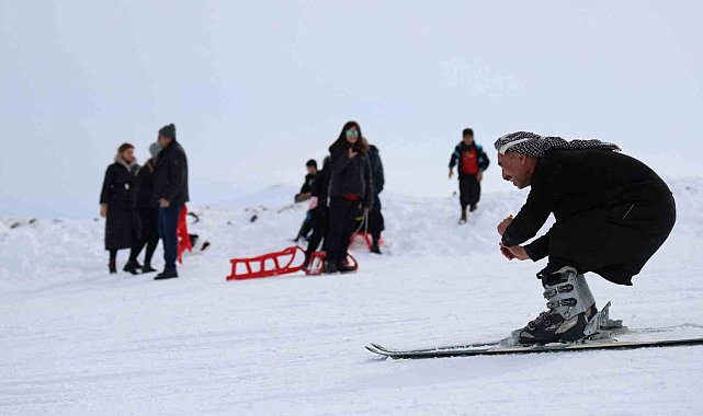 Karacadağ eteklerinde şalvarlı ve fistanlı kayak keyfi