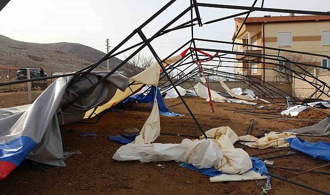 Karaman'da şiddetli rüzgar hayvan çadırlarını yıktı