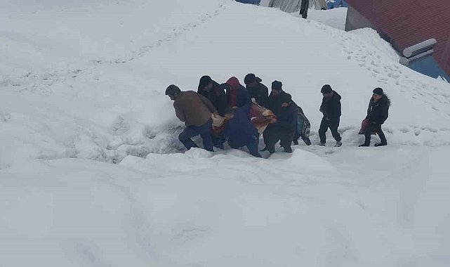 Karda mahsur kalan 81 yaşındaki hasta, sağlık ekiplerine ulaştırıldı