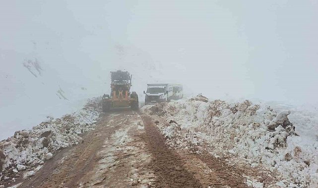 Karda mahsur kalan araçlar kurtarıldı