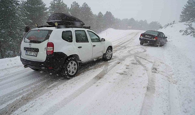 Karda mahsur kalan sürücüyü belediye başkanı kurtardı