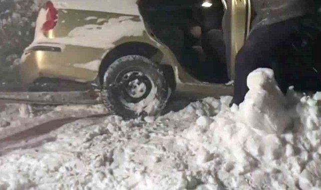 Karla kaplanan yayla yolunda otomobili ile mahsur kaldı
