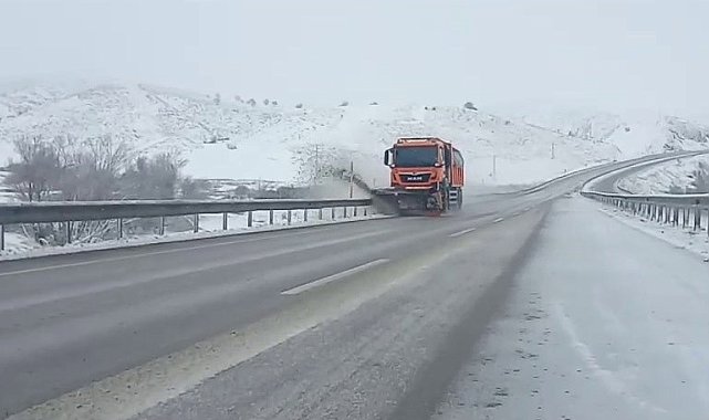 Karla mücadele ekipleri çevre yollarda seferber oldu