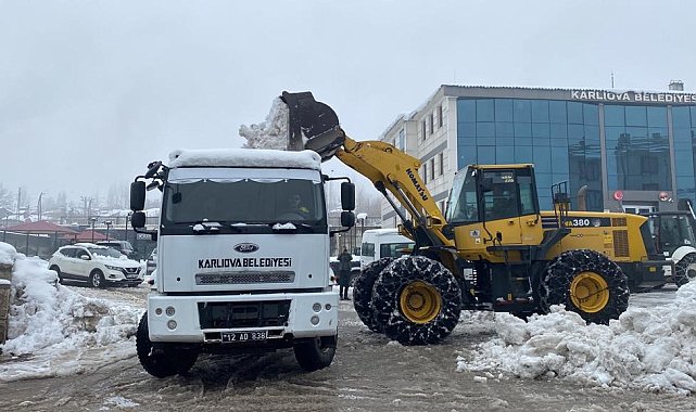 Karlıova'da iki hafta içinde 500 kamyona yakın kar ilçe dışına atıldı