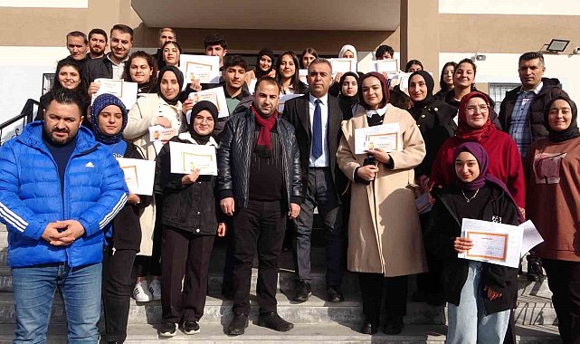 Karnelerini alan geleceğin Moda Tasarımcıları bursla ödüllendirildi