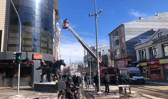 Kars'ta itfaiye çatılardaki buz sarkıtlarını kırıyor